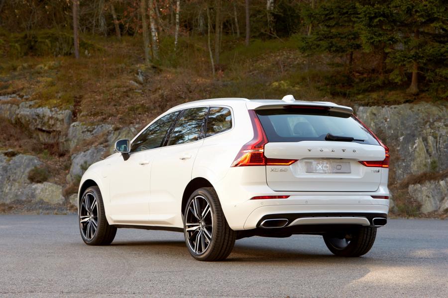  Volvo XC60 T8 R-Design 2017 года  (WW) (фото 4 из 23)
